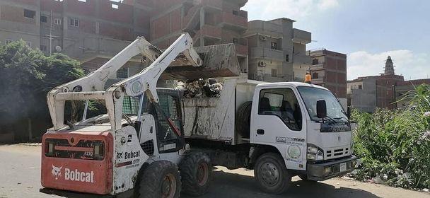 حملات نظافة مكثفة وصيانة أعمدة الإنارة بنطاق المحافظة